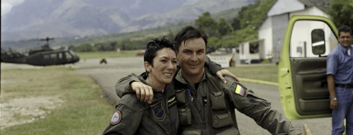 Fotografía del archivo Epstein, liberada en las últimas horas por el Departamento de Justicia, muestra a Ghislaine Maxwell, hoy condenada a 20 años por tráfico sexual de niños, al lado [&hellip;]