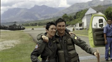 Fotografía del archivo Epstein, liberada en las últimas horas por el Departamento de Justicia, muestra a Ghislaine Maxwell, hoy condenada a 20 años por tráfico sexual de niños, al lado [&hellip;]