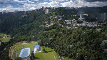 La capital caldense luce su imponente relieve de montaña bajo un cielo de nubes dramáticas, donde el verdor de sus cerros abraza modernos desarrollos urbanos y deportivos. Contraste entre la [&hellip;]