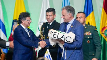 El presidente Gustavo Petro formalizó la entrega de la presidencia «pro tempore» de la CELAC a su homólogo uruguayo, Yamandú Orsi, en el marco de un foro estratégico con África. [&hellip;]