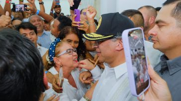 El presidente Gustavo Petro afirmó que el Presupuesto General de la Nación no debe ser un «borrador de técnicos», sino un proyecto político que refleje el «amor nacional». Su objetivo [&hellip;]