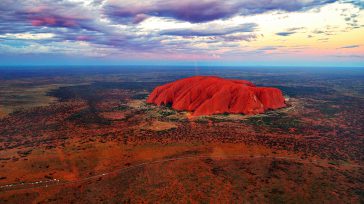 El Monte Uluru es un imponente monolito de arenisca roja en el corazón del desierto australiano, considerado el sitio más sagrado para la cultura aborigen Anangu. Esta formación ancestral destaca [&hellip;]