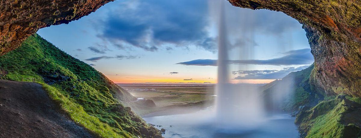 La cascada Seljalandsfoss se precipita majestuosamente desde 60 metros de altura, permitiendo a los visitantes caminar por un sendero único detrás de su cortina de agua. Ubicada en la pintoresca [&hellip;]