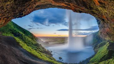 La cascada Seljalandsfoss se precipita majestuosamente desde 60 metros de altura, permitiendo a los visitantes caminar por un sendero único detrás de su cortina de agua. Ubicada en la pintoresca [&hellip;]