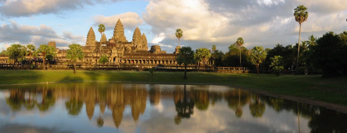 El majestuoso Templo de Angkor Wat se alza con sus icónicas torres de piedra sobre un horizonte selvático, reflejando su milenaria arquitectura jemer en las aguas serenas de su estanque [&hellip;]