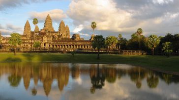 El majestuoso Templo de Angkor Wat se alza con sus icónicas torres de piedra sobre un horizonte selvático, reflejando su milenaria arquitectura jemer en las aguas serenas de su estanque [&hellip;]