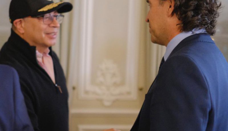 El presidente de la República, Gustavo Petro, y el alcalde de Medellín, Federico Gutiérrez, se saludan con un formal apretón de manos. CHOQUE INSTITUCIONAL Federico Gutiérrez denunció que el presidente [&hellip;]