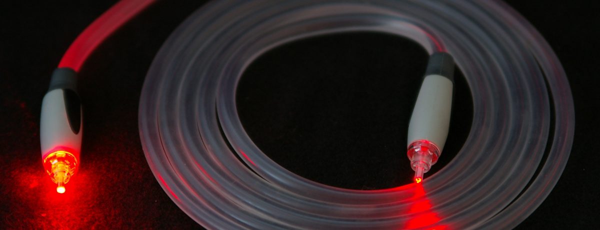 Un cable de fibra óptica de iluminado desde un extremo &nbsp; &nbsp; Comunicaciones Primicia Diario El Gobierno Nacional, a través del Ministerio de Tecnologías de la Información y las Comunicaciones [&hellip;]