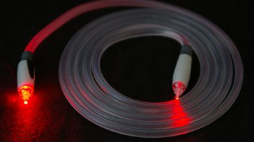 Un cable de fibra óptica de iluminado desde un extremo &nbsp; &nbsp; Comunicaciones Primicia Diario El Gobierno Nacional, a través del Ministerio de Tecnologías de la Información y las Comunicaciones [&hellip;]