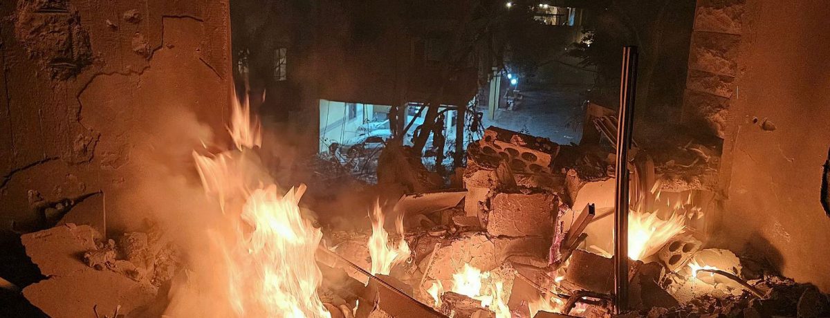 Una ambulancia está estacionada cerca de un incendio masivo tras un bombardeo israelí en una planta solar y en una instalación de generación eléctrica en la ciudad costera del sur [&hellip;]