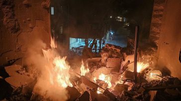 Una ambulancia está estacionada cerca de un incendio masivo tras un bombardeo israelí en una planta solar y en una instalación de generación eléctrica en la ciudad costera del sur [&hellip;]