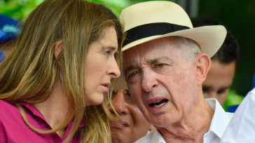 Álvaro Uribe y Paloma Valencia instigaron a los antioqueños contra Iván Cepeda mediante una narrativa falaz, desmentida por la justicia al confirmar que el candidato solo buscó exaltar la dignidad [&hellip;]