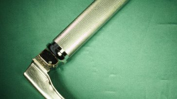 Laringoscopio con lama de tipo McIntosh. Robín Prieto  El laringoscopio es uno de los instrumentos fundamentales de la medicina moderna. Su historia refleja una convergencia fascinante entre la óptica, la [&hellip;]