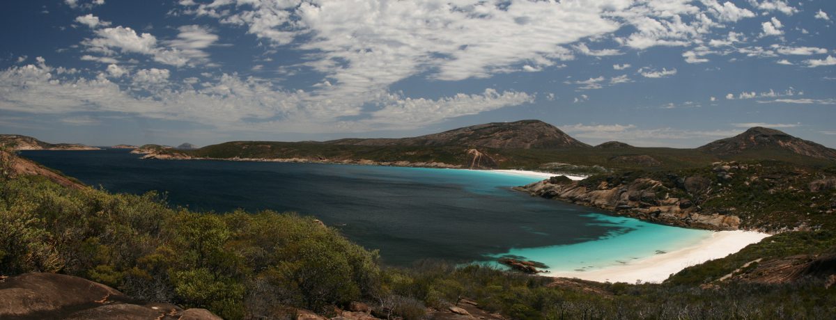 Esta ensenada australiana cautiva por sus arenas de una blancura inmaculada que contrastan con el azul eléctrico del Océano Antártico. El paisaje se distingue por la presencia de canguros silvestres [&hellip;]