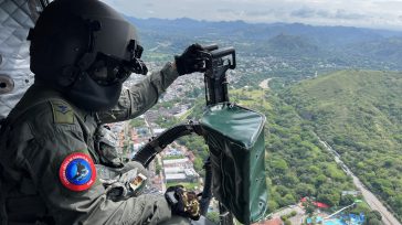La Fuerza Aeroespacial Colombiana despliega sus capacidades técnicas para garantizar la vigilancia desde el aire y la «protección del espacio soberano». El Gobierno Nacional despliega el «Plan Democracia» con vigilancia [&hellip;]