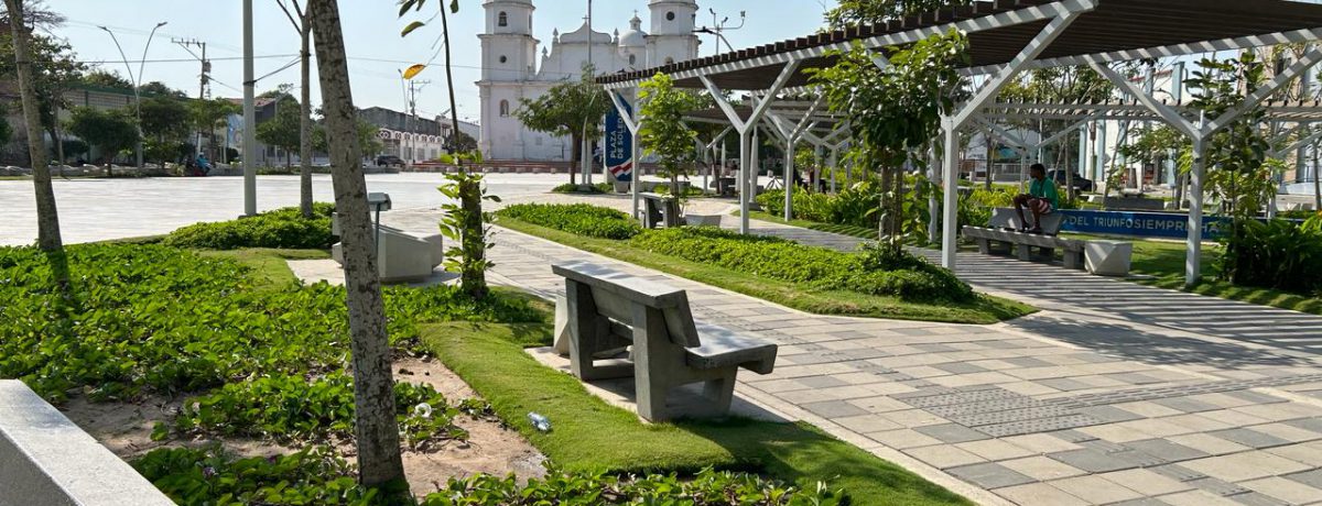 La renovada Plaza de Soledad se erige como un moderno epicentro de convivencia ciudadana, destacando por sus amplias zonas peatonales y áreas de sombra bajo estructuras de diseño vanguardista. &nbsp;