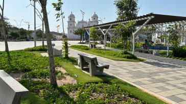 La renovada Plaza de Soledad se erige como un moderno epicentro de convivencia ciudadana, destacando por sus amplias zonas peatonales y áreas de sombra bajo estructuras de diseño vanguardista. &nbsp;