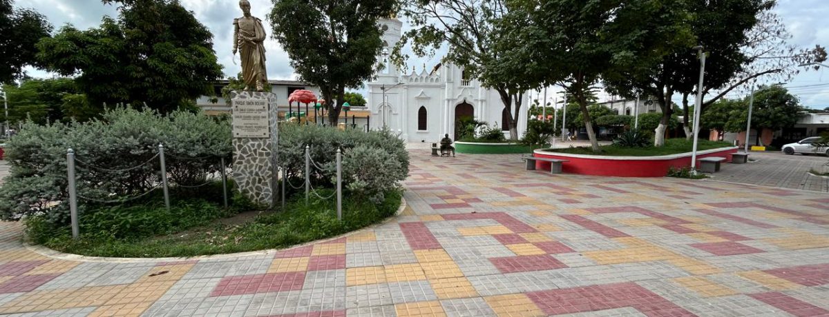 La plaza principal de Aracataca destaca por su vibrante suelo geométrico en tonos ocre y rojizo, custodiado por la estatua de Simón Bolívar. El espacio se armoniza con frondosos árboles [&hellip;]