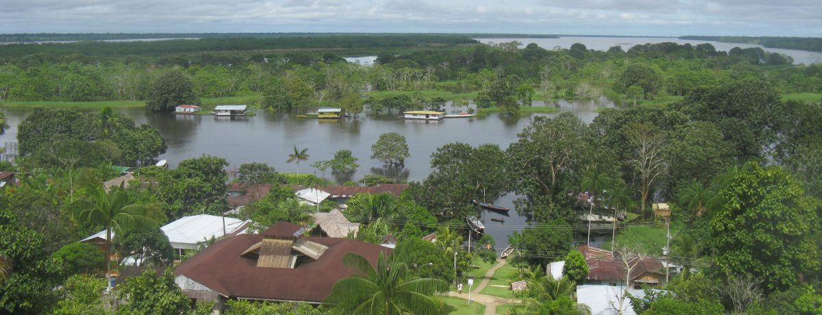 Desde el mirador de Puerto Nariño se aprecia una vista privilegiada donde el «pesebre natural» de Colombia se funde con la inmensidad del río Amazonas.La arquitectura sostenible del municipio resalta [&hellip;]