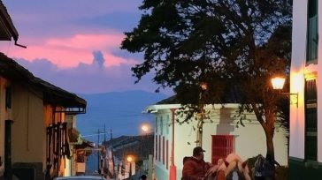 Bajo la atmósfera de un «nocturno colorido» y en relativa calma como se aprecia en Sonsón, Antioquia, el país transita los días previos a la jornada electoral. Colombia aguarda con [&hellip;]