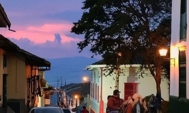 Bajo la atmósfera de un «nocturno colorido» y en relativa calma como se aprecia en Sonsón, Antioquia, el país transita los días previos a la jornada electoral. Colombia aguarda con [&hellip;]