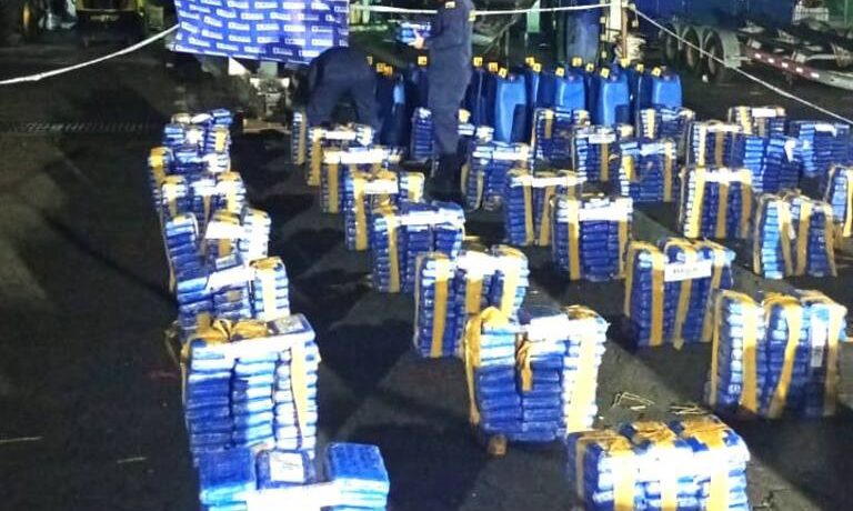 La Armada Nacional incautó más de dos toneladas de cocaína en el Pacífico y capturó en Antioquia a dos extraditables del «Clan del Golfo» y el «ELN», debilitando así los [&hellip;]