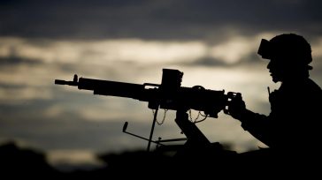 El conflicto colombiano ha enfrentado históricamente a sectores humildes, forzados al servicio militar, contra otros desposeídos sublevados en guerrillas. Mientras tanto, las élites del narcotráfico y el paramilitarismo han instrumentalizado [&hellip;]