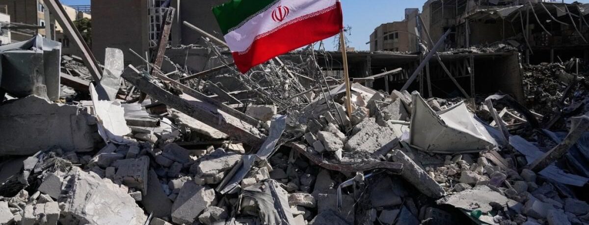Entre los escombros y las ruinas de lo que solían ser edificios, solo la bandera de Irán permanece en pie, como un mudo testigo tras el devastador bombardeo conjunto de [&hellip;]