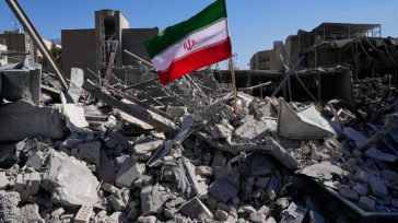 Entre los escombros y las ruinas de lo que solían ser edificios, solo la bandera de Irán permanece en pie, como un mudo testigo tras el devastador bombardeo conjunto de [&hellip;]