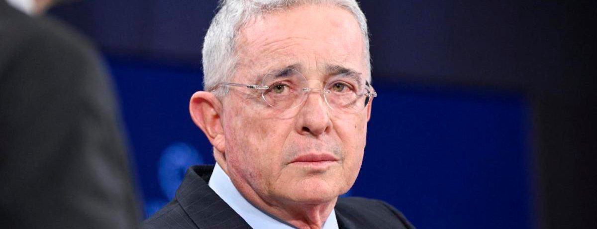 Para el proceso de Álvaro Uribe, esto significa que la Fiscalía ya cuenta con una «verdad judicial» establecida sobre los hechos materiales, centrando ahora el debate en si el expresidente [&hellip;]