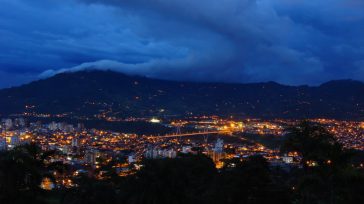 Bajo un cielo profundo de nubes bajas, Yopal emerge como un vibrante tapiz de luces que resplandece al pie de la imponente Sierra Nevada de los Llanos. La panorámica nocturna [&hellip;]