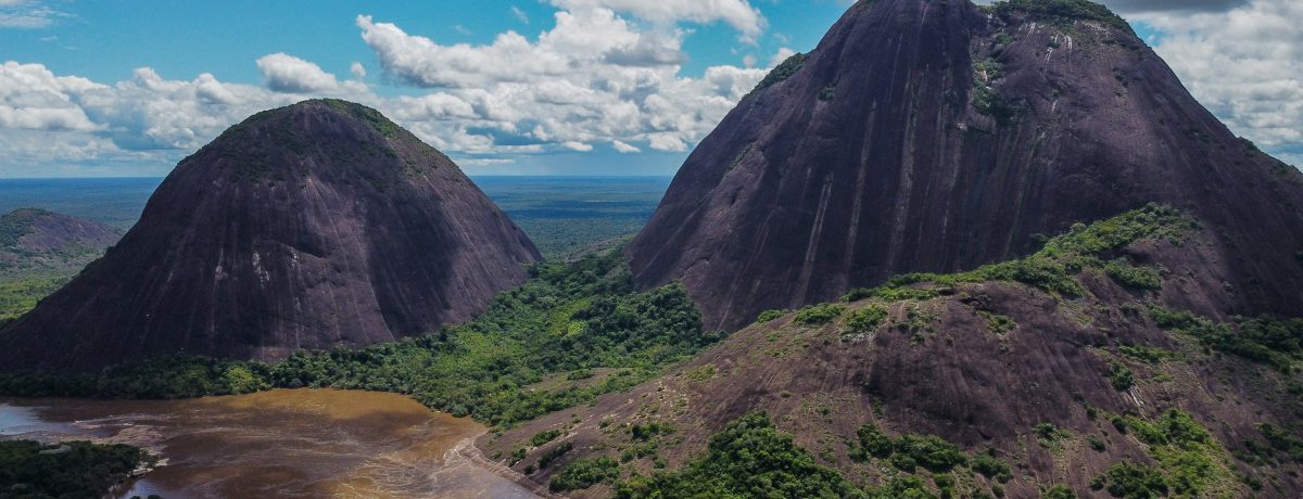 Los cerros Mavecure y Pajarito se erigen como monumentales guardianes de granito sobre el río Inírida, representando la esencia geológica y mística del Escudo Guayanés. Estas cumbres milenarias no solo [&hellip;]