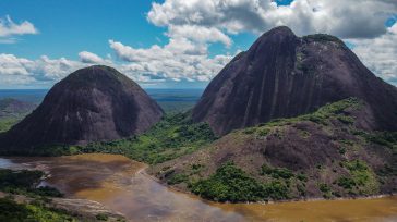 Los cerros Mavecure y Pajarito se erigen como monumentales guardianes de granito sobre el río Inírida, representando la esencia geológica y mística del Escudo Guayanés. Estas cumbres milenarias no solo [&hellip;]
