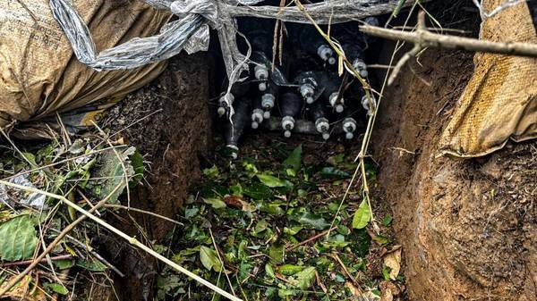 Bunker debajo de la tierra para guardar drones y explosivos. &nbsp; &nbsp; &nbsp; Rafael Camargo Vásquez Judicial En una acción estratégica coordinada por el general Hugo Alejandro López, Comandante de [&hellip;]