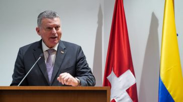 Eric Mayoraz, embajador de Suiza en Colombia. &nbsp; &nbsp; Mónica Parra En el marco del Congreso Camacol Verde 2026 en Medellín, la Cámara Colombiana de la Construcción otorgó el reconocimiento [&hellip;]
