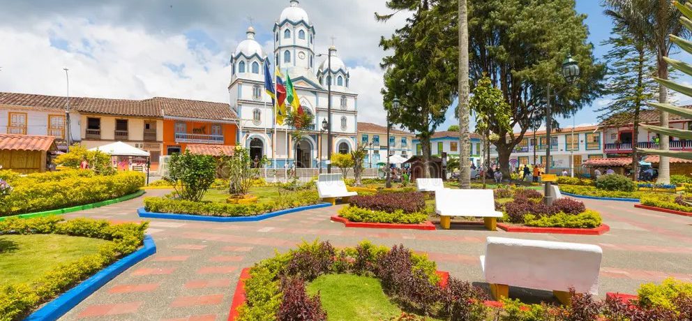 Filandia destaca por su arquitectura colonial de balcones coloridos y su vibrante Plaza de Bolívar, elementos que le han otorgado reconocimiento internacional por su encanto rural. La calidez de sus [&hellip;]