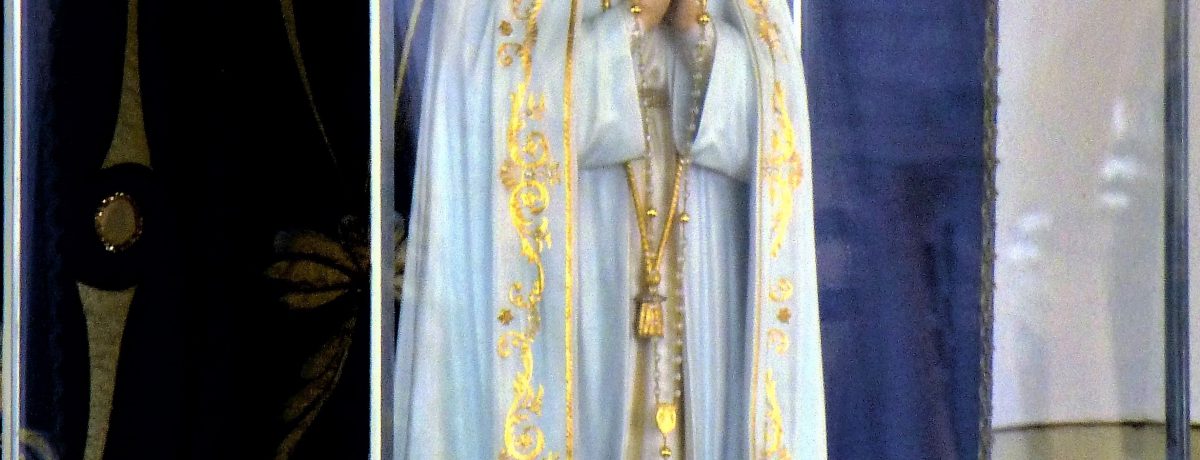 La Virgen de Fatima  &nbsp; &nbsp; Gustavo Alvarez Gardeazábal El Porce A más de una generación de colombianos del siglo XX nos enseñaron a cantar en coro: «El 13 de [&hellip;]