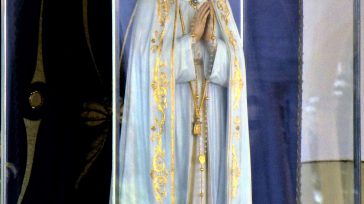 La Virgen de Fatima  &nbsp; &nbsp; Gustavo Alvarez Gardeazábal El Porce A más de una generación de colombianos del siglo XX nos enseñaron a cantar en coro: «El 13 de [&hellip;]