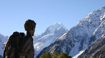 La estatua de Sir Edmund Hillary contempla de forma permanente el Aoraki/Monte Cook, el pico más alto de Nueva Zelanda. El monumento rinde un eterno homenaje al legendario explorador frente [&hellip;]