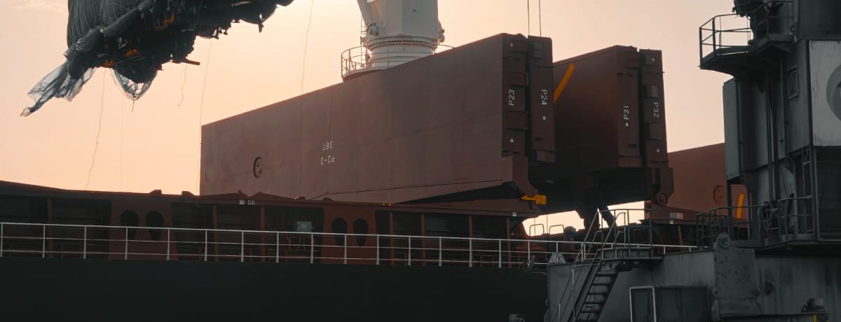 El cargamento enviado al patio taller El Corzo en Facatativá incluye una bateadora, dos locomotoras auxiliares y seis tolvas. Estos equipos especializados se encargarán de distribuir y compactar el material [&hellip;]