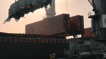 El cargamento enviado al patio taller El Corzo en Facatativá incluye una bateadora, dos locomotoras auxiliares y seis tolvas. Estos equipos especializados se encargarán de distribuir y compactar el material [&hellip;]