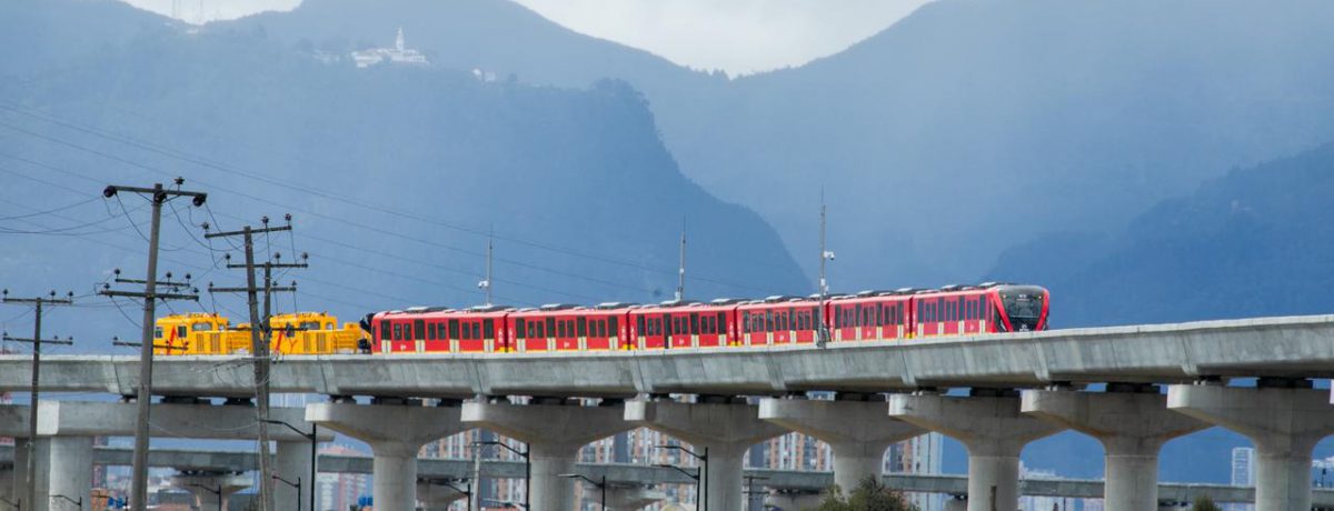 El coloso de seis vagones realizó un viaje de bautismo milimétrico sobre el viaducto, siendo remolcado por un vehículo multipropósito de tracción. Esta primera maniobra logística sirvió para verificar que [&hellip;]