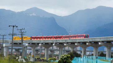 El coloso de seis vagones realizó un viaje de bautismo milimétrico sobre el viaducto, siendo remolcado por un vehículo multipropósito de tracción. Esta primera maniobra logística sirvió para verificar que [&hellip;]