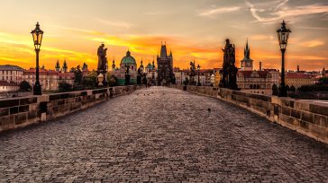 Praga parece extraída de un cuento de hadas. Es una de las pocas ciudades europeas que sobrevivió casi intacta a las guerras mundiales, lo que permite apreciar una mezcla perfecta [&hellip;]