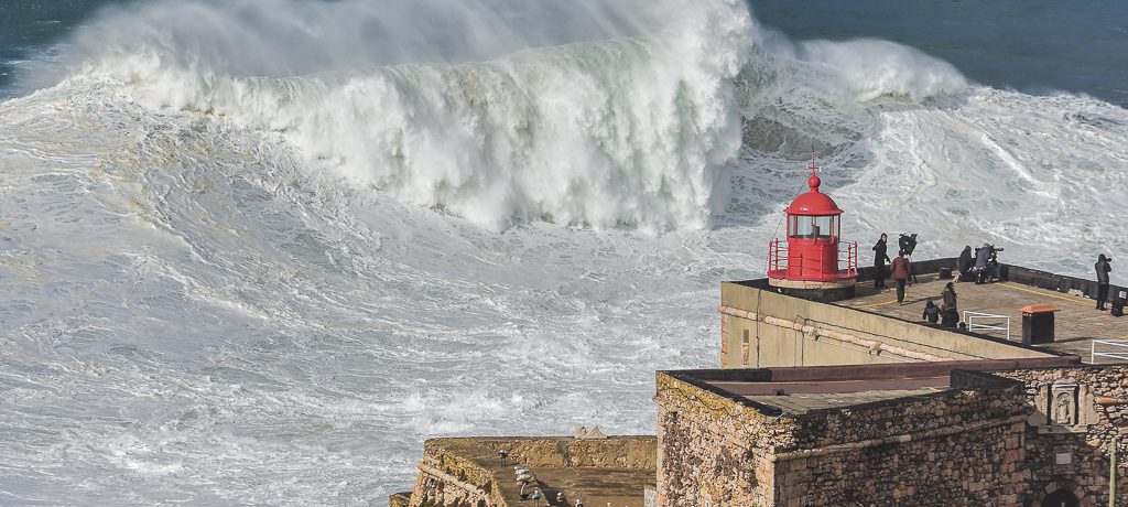 Esta gigantesca fosa actúa como un embudo que canaliza la energía de las tormentas y la eleva hasta crear colosales montañas de agua.