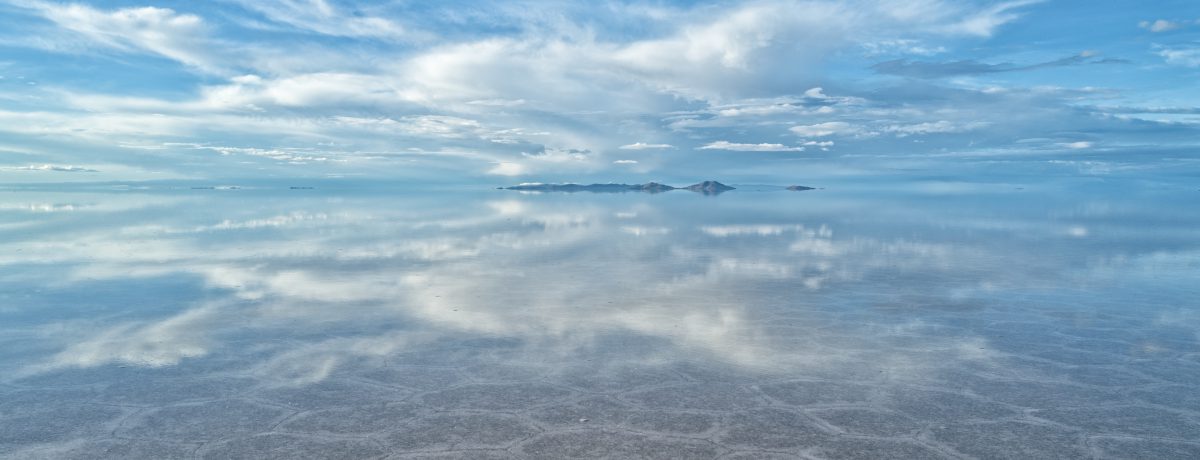 El Salar de Uyuni en Bolivia es un desierto de sal que en época de lluvias se transforma en el espejo más grande del mundo. Al borrar el horizonte y [&hellip;]