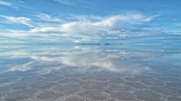 El Salar de Uyuni en Bolivia es un desierto de sal que en época de lluvias se transforma en el espejo más grande del mundo. Al borrar el horizonte y [&hellip;]