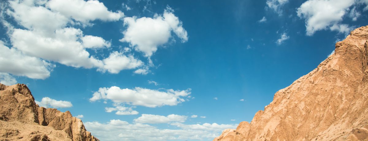 El desierto de Atacama presenta una aridez extrema y una composición química del suelo rica en percloratos que imitan fielmente el entorno hostil de Marte.  Estas condiciones de « hiperaridez [&hellip;]
