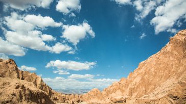 El desierto de Atacama presenta una aridez extrema y una composición química del suelo rica en percloratos que imitan fielmente el entorno hostil de Marte.  Estas condiciones de « hiperaridez [&hellip;]