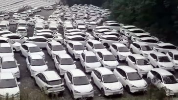 En las afueras de Hangzhou, China, cientos de vehículos eléctricos han sido abandonados en campos baldíos, creando una especie de cementerio tecnológico entre la maleza. Estas imágenes reflejan el colapso [&hellip;]